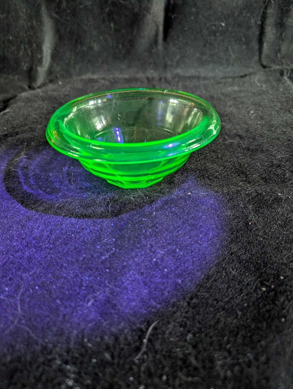 2/40$ Vintage Translucent Green uranium Glass baking bowl